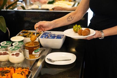 Makanan di atau berdekatan hotel