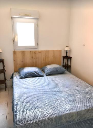 une chambre avec un grand lit avec une fenêtre dans l'établissement Maison conviviale à Lecci avec piscine partagée 70 m² 8 personnes, à Lecci