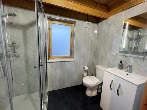 Koupelna v ubytování Pass the Keys Beautiful Countryside Lodge with Outstanding Views