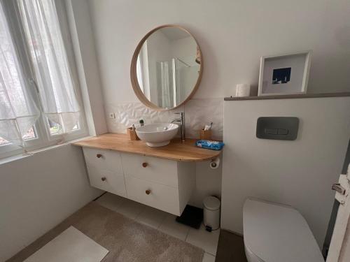 une salle de bain avec un lavabo et un miroir dans l'établissement Petit paradis perché au coeur de Nice, à Nice