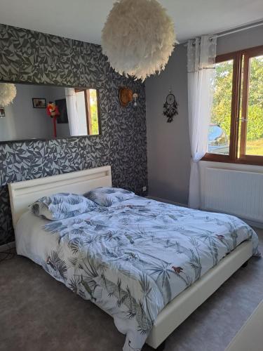 une chambre avec un lit avec une couette bleue dans l'établissement Jolie maison avec piscine, à Labastide-Saint-Georges