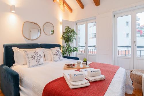 Ένα ή περισσότερα κρεβάτια σε δωμάτιο στο HostWise - Stylish Retreat in Porto's Heart