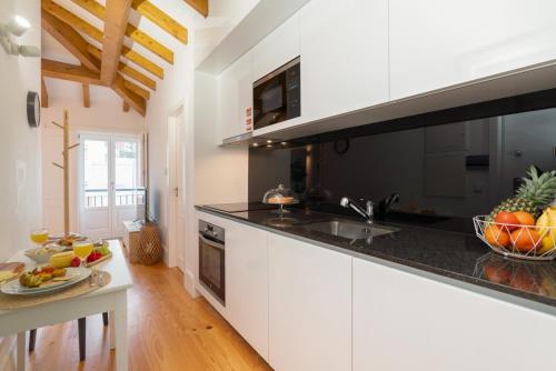 Η κουζίνα ή μικρή κουζίνα στο HostWise - Stylish Retreat in Porto's Heart