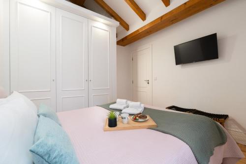 HostWise - Stylish Retreat in Porto's Heart