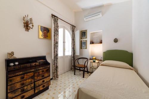 Un dormitorio con una cama, un escritorio y una silla. en Villa Grace Home Holiday 50 mt from the sea, en Fort Village
