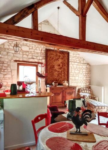 une cuisine avec une table et un coq sur une table dans l'établissement Maison charmante à Courchamps avec vue sur jardin, à Courchamps