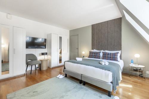 une chambre avec un grand lit avec une couverture bleue dans l'établissement Hoche - Studio - 2 people, à Paris