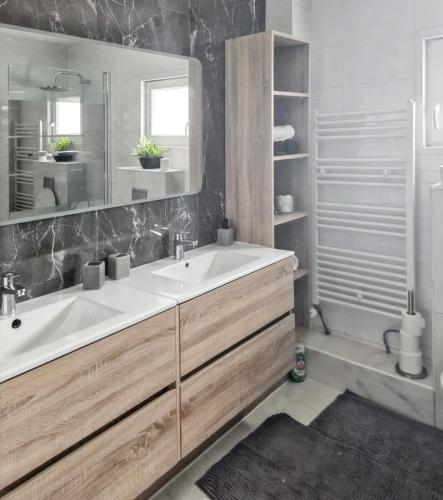 une salle de bain avec un grand lavabo et un miroir dans l'établissement Villa familiale à Bazac avec piscine privée, à Bazac