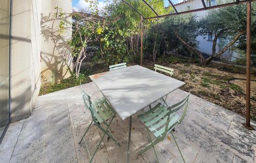 - une table blanche et 2 chaises sur la terrasse dans l'établissement Lovely Home In Saint-Laurent-De-La-Cabrerisse, à Saint-Laurent-de-la-Cabrerisse