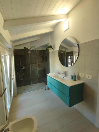 a bathroom with a sink and a shower and a mirror at ROOMS,REGGIO AFFITTACAMERE con Bagno Privato, TV, Clima , Wi-Fi in Reggio Emilia