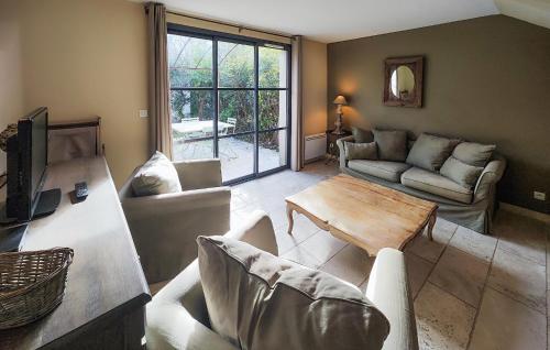 un salon avec un canapé et une table dans l'établissement Lovely Home In Saint-Laurent-De-La-Cabrerisse, à Saint-Laurent-de-la-Cabrerisse