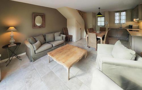 un salon avec un canapé et une table dans l'établissement Lovely Home In Saint-Laurent-De-La-Cabrerisse, à Saint-Laurent-de-la-Cabrerisse