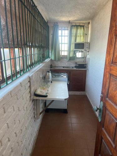 una pequeña cocina con mesa en una habitación en Angelita sobre playa, en Aguas Dulces