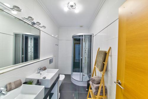 テウラーダにあるVilla Dakar - 5 Star luxury - 8 guestsの洗面台と鏡のあるバスルーム