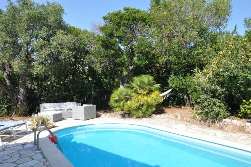 Πισίνα στο ή κοντά στο Villa climatisée, vue mer et colline avec piscine