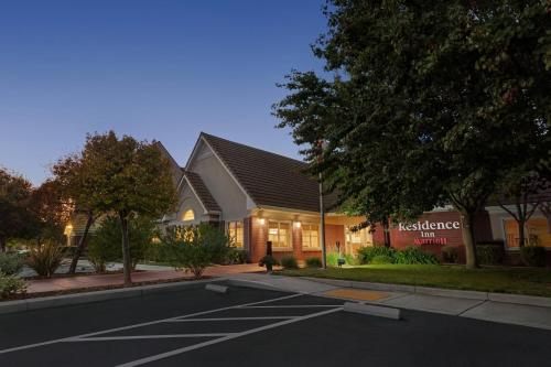 an empty parking lot in front of a building at Residence Inn San Jose South/Morgan Hill in Morgan Hill