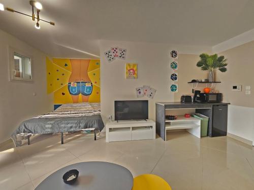 Μια τηλεόραση ή/και κέντρο ψυχαγωγίας στο POP ART Casino vibe!