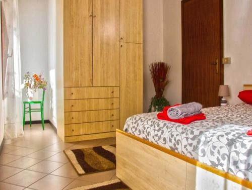 una camera da letto con un letto e un armadio in legno di The History Apartment a Montagnana