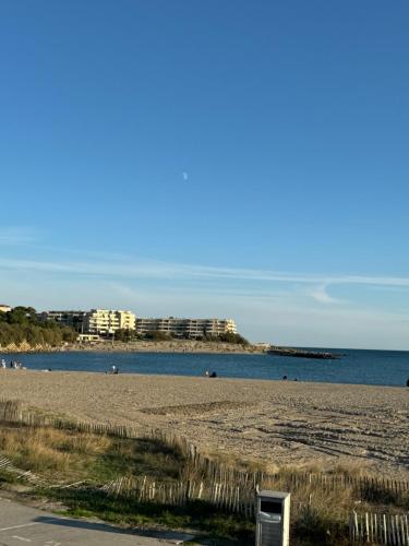 coquet appartement 1 chambre avec parking bord de plage