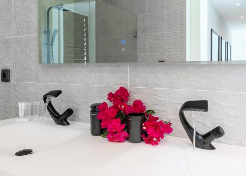 Ένα μπάνιο στο Villa Sea View Luxury