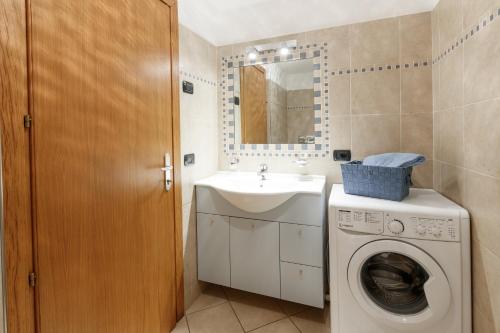 a bathroom with a washing machine and a sink at Appartamenti Elena & Milva in Livigno