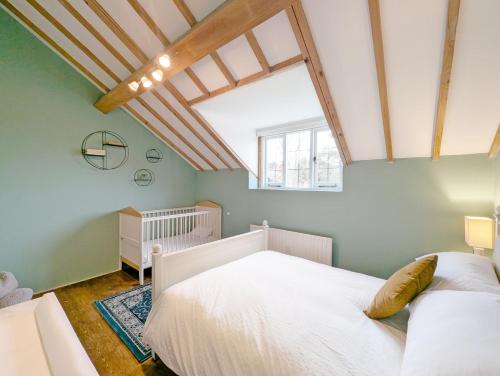 Postel nebo postele na pokoji v ubytování Shires Barn Farmhouse - Westbourne