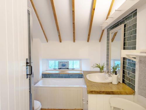 Koupelna v ubytování Shires Barn Farmhouse - Westbourne