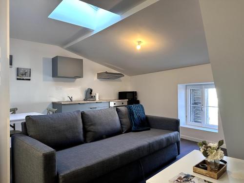 un salon avec un canapé et une table dans l'établissement Azur & Serenity, à Clermont-Ferrand