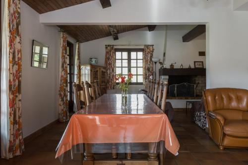 a dining room with a table and a couch at La Renardière Provence in Mollans-sur-Ouvèze