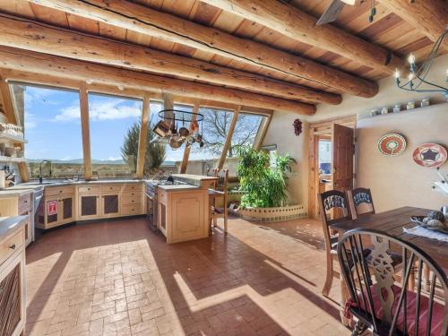 Φωτογραφία από το άλμπουμ του Earthship in Taos - A Sustainable Desert Sanctuary σε Taos Regional