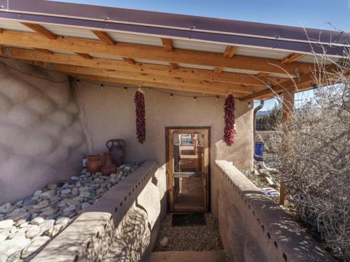 Φωτογραφία από το άλμπουμ του Earthship in Taos - A Sustainable Desert Sanctuary σε Taos Regional