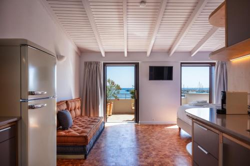 Chryssi Seafront Living, 03 Suite, right on the beach in Rethymno!