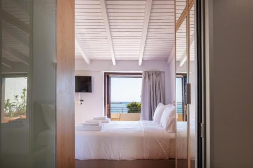 Chryssi Seafront Living, 03 Suite, right on the beach in Rethymno!