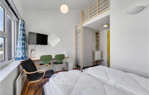 Dormitorio pequeño con cama y mesa de comedor en Fanø Bad, Værelse 26, en Fanø