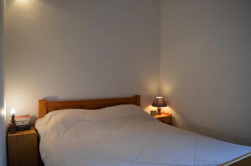 une chambre avec un lit blanc avec deux tables de nuit dans l'établissement Maison 2 pièces mezzanine 5 couchages ST CYPRIEN PLAGE SC410-31H, à Saint Cyprien Plage