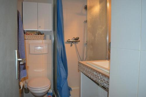 une salle de bain avec toilettes et lavabo dans l'établissement Maison 2 pièces mezzanine 5 couchages ST CYPRIEN PLAGE SC410-31H, à Saint Cyprien Plage