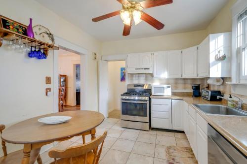 Η κουζίνα ή μικρή κουζίνα στο 1 Mi to East Falls Station Home with Office!