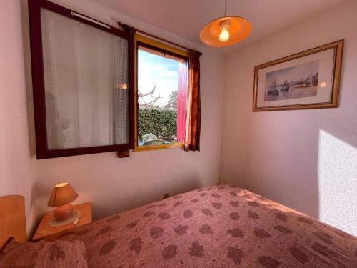une chambre avec un lit et une fenêtre dans l'établissement Appartement 2 pièces 4 couchages ST CYPRIEN PLAGE SC510-201K, à Saint Cyprien Plage