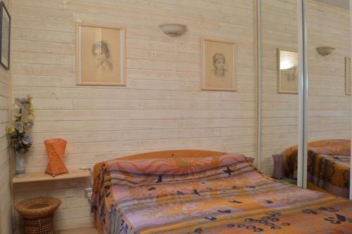 - une chambre avec 2 lits et des photos sur le mur dans l'établissement Appartement 2 pièces 4 personnes SAINT CYPRIEN PLAGE SC090-207, à Saint Cyprien Plage