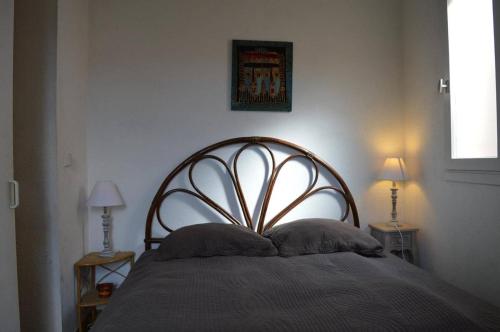 un lit avec deux oreillers dessus dans une chambre dans l'établissement Maison 2 pièces cabine 4 couchages ST CYPRIEN PLAGE SC380-103, à Saint Cyprien Plage