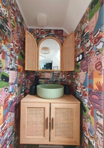 une salle de bain avec un lavabo et un miroir dans l'établissement Love Room Charnelle, Chic, Hammam, Clim, à Chartres