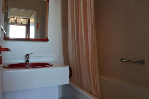 une salle de bain avec un lavabo et une douche avec un miroir dans l'établissement Appartement 2 pièces Saint Cyprien 5 personnes sc300-131, à Saint Cyprien Plage