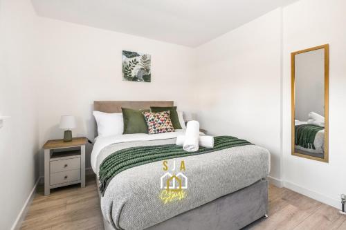 Кровать или кровати в номере Catto Stay - SJA Stays - 2 Bed Apartment