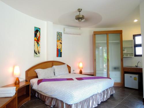 - une chambre avec un grand lit dans l'établissement Mango Spa & Resort, à Hua Hin