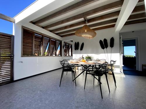 una sala da pranzo con tavolo e sedie di Ti Zen St Barth a Gustavia