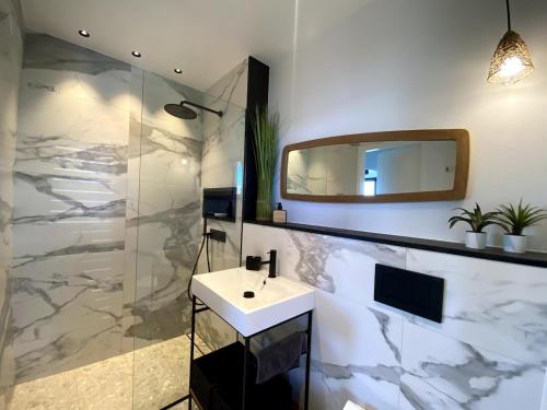 un bagno con lavandino e specchio di Ti Zen St Barth a Gustavia