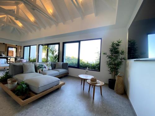 un soggiorno con un divano e un tavolo di Ti Zen St Barth a Gustavia