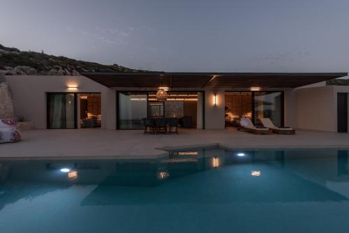 Bazén v ubytování Serenity Limnionas Cave Villa nebo v jeho okolí