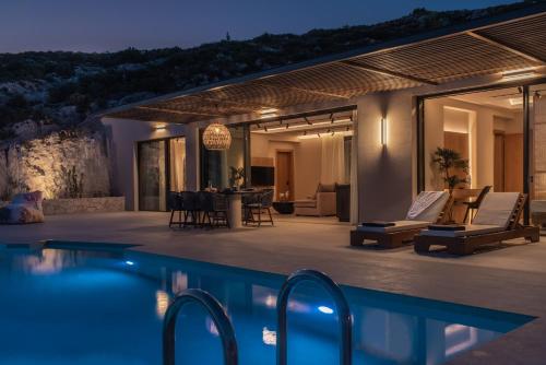 Bazén v ubytování Serenity Limnionas Cave Villa nebo v jeho okolí