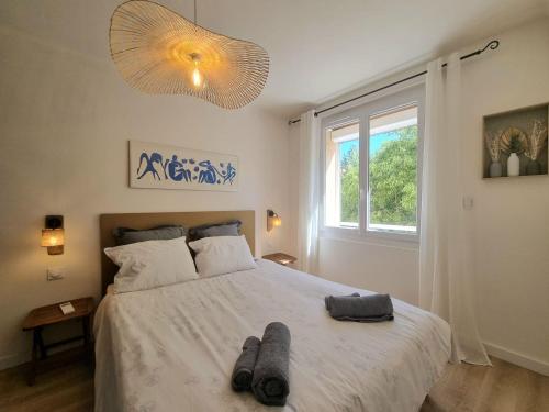 - une chambre dotée d'un grand lit avec deux paires de chaussures dans l'établissement Bright T2 - parking - AC, à Aix-en-Provence